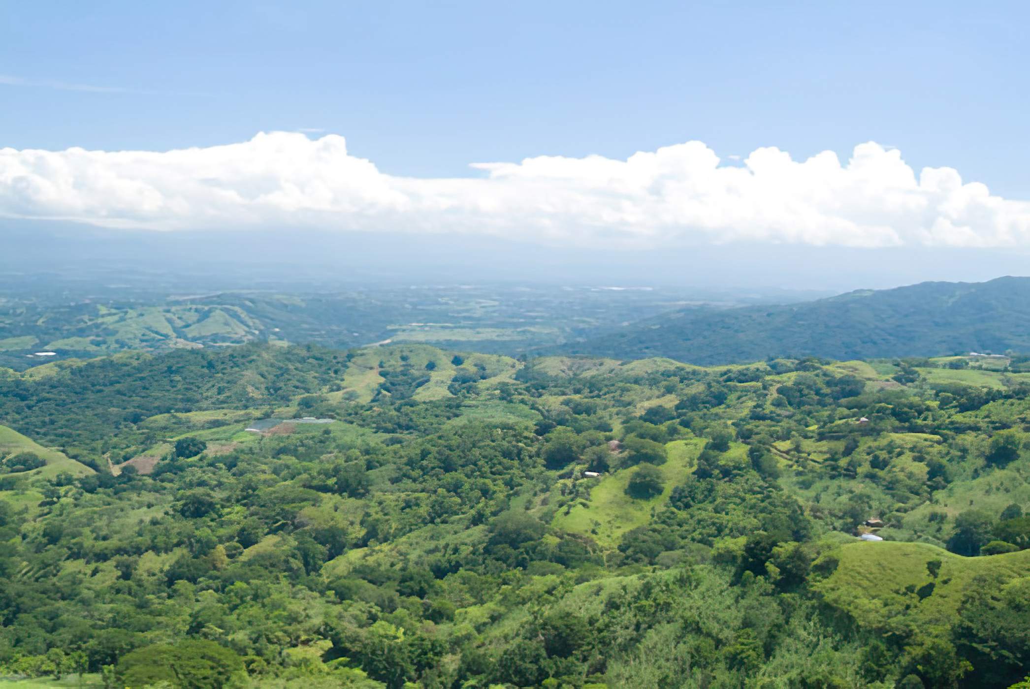 Rolling forested hills and distant mountains east of San Antonio de Puriscal